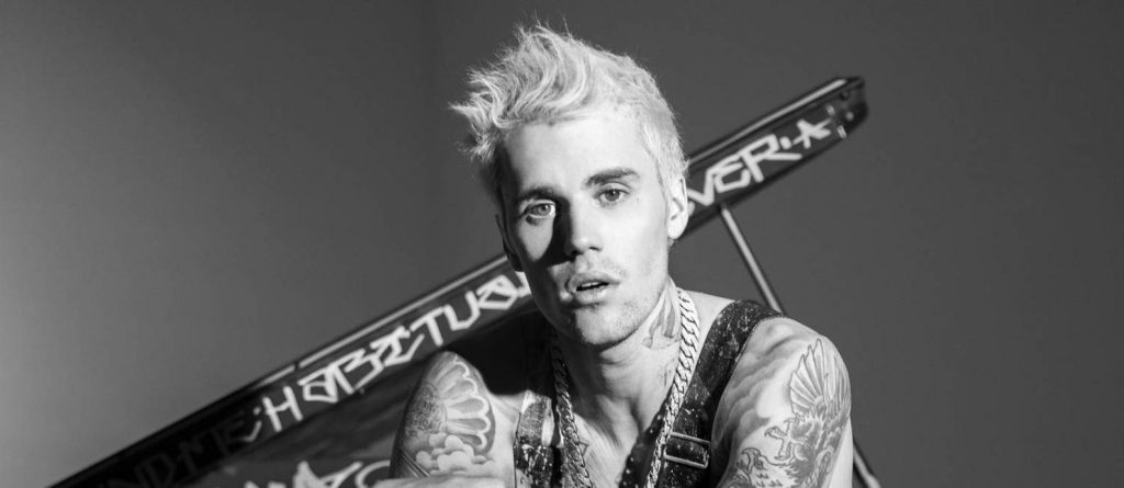 Justin Bieber lança videoclipe da versão acústica do single "Lonely"